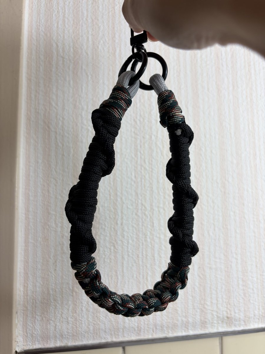 774774_n's tweet photo. すっごい雑な写真やし途中(デザイン悩んでる)もあるしまだ増えるけど、展示会の物販で私の絵のアクリルチャームをつけて販売予定。傘の目印チャームとかも作るよ。頑張れ未来の私。 https://t.co/JvlqYnTxME