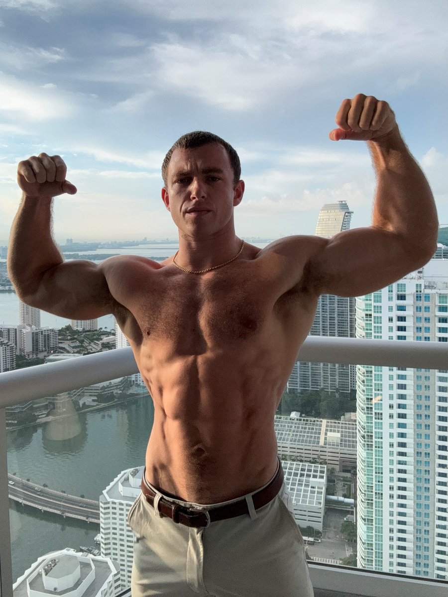 Zachprintx's tweet photo. Do you like muscular men? https://t.co/PajmGCpY9k