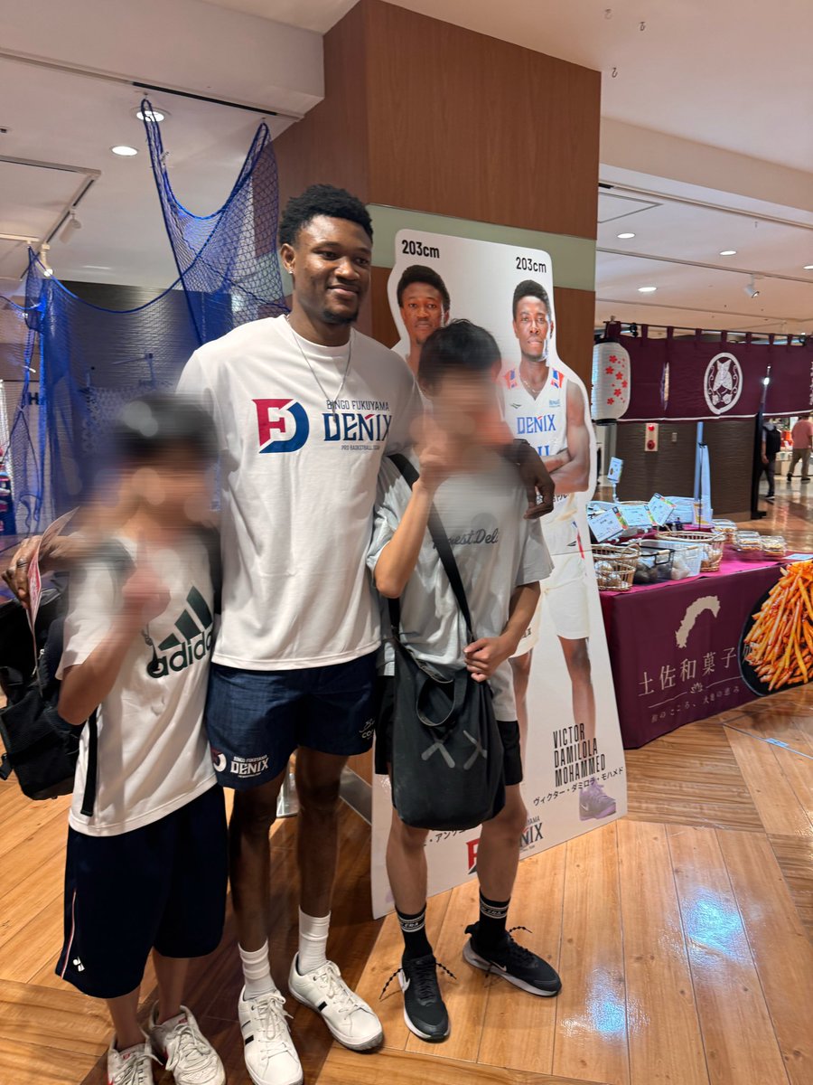 FukuyamaDenix's tweet photo. 昨日、さんすて福山にて、ミニバスケシュートゲームの出店をさせていただきました🏀

また、さんすて福山を利用される方々へチラシの配布や、お声がけをさせていただきチームを知っていただく機会をいただきました☺️

ありがとうございました☺️🙏🏻

また等身大パネルは明日以降で、さんすて入り口(改札側)へ展示させていただきます。

ぜひ見かけた方は@fukuyamadenixをメンションしていただけると嬉しいです☺️！