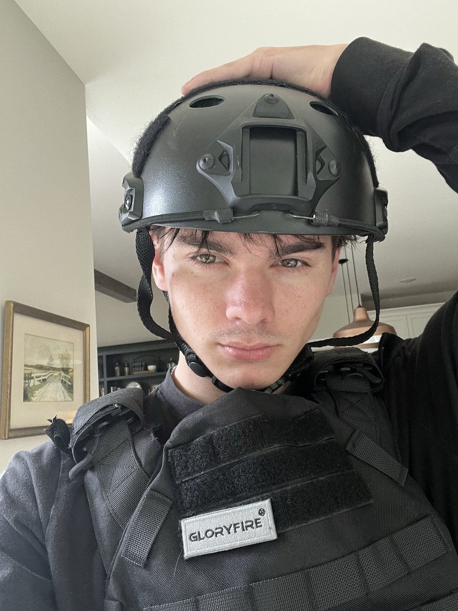 dylandicksdown's tweet photo. Can I serve you? 🙈 https://t.co/PiFrsWq3cg
