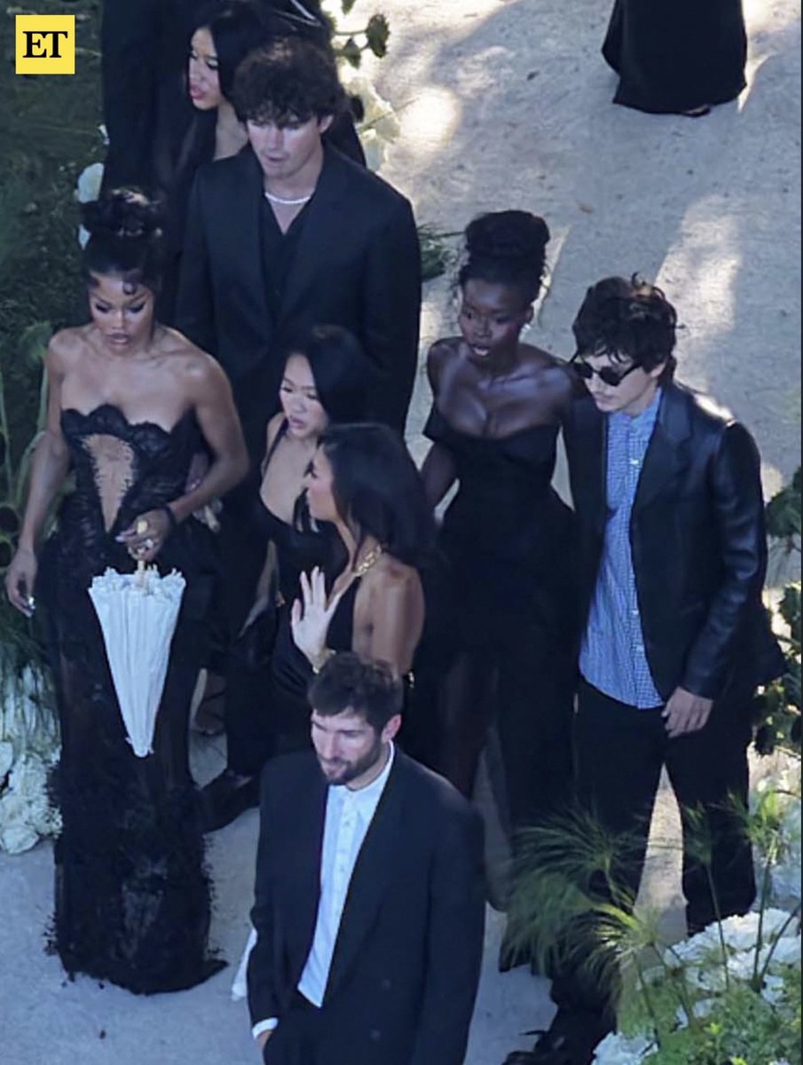 M_ttamara's tweet photo. This star studded aura filled picture! And Nicolandria holding hands woah https://t.co/eGb7K2Lk1S
