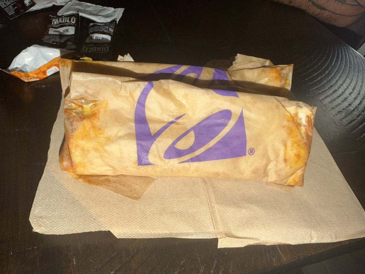 olivia_henden's tweet photo. Hey @tacobell, me again….

why when i ordered soft tacos did it come with a triple topping of oil and grease?? https://t.co/O9Cg5pUtVx