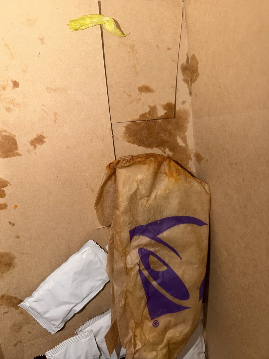 olivia_henden's tweet photo. Hey @tacobell, me again….

why when i ordered soft tacos did it come with a triple topping of oil and grease?? https://t.co/O9Cg5pUtVx