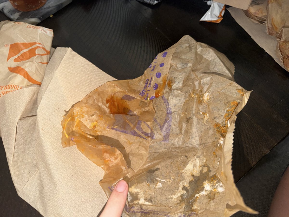 olivia_henden's tweet photo. Hey @tacobell, me again….

why when i ordered soft tacos did it come with a triple topping of oil and grease?? https://t.co/O9Cg5pUtVx