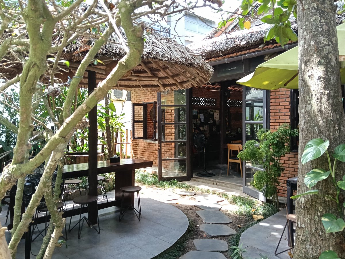 badmkd's tweet photo. Summer vacation in Vietnam
Coffee shop in An Bang beach

ソルトコーヒーが旨かった
その塩味がクセに��りそう
店内も緑が多く良い感じ
#SoundOfSilence
#SaltCoffee
#AnBangBeach https://t.co/iH9GpDlItl