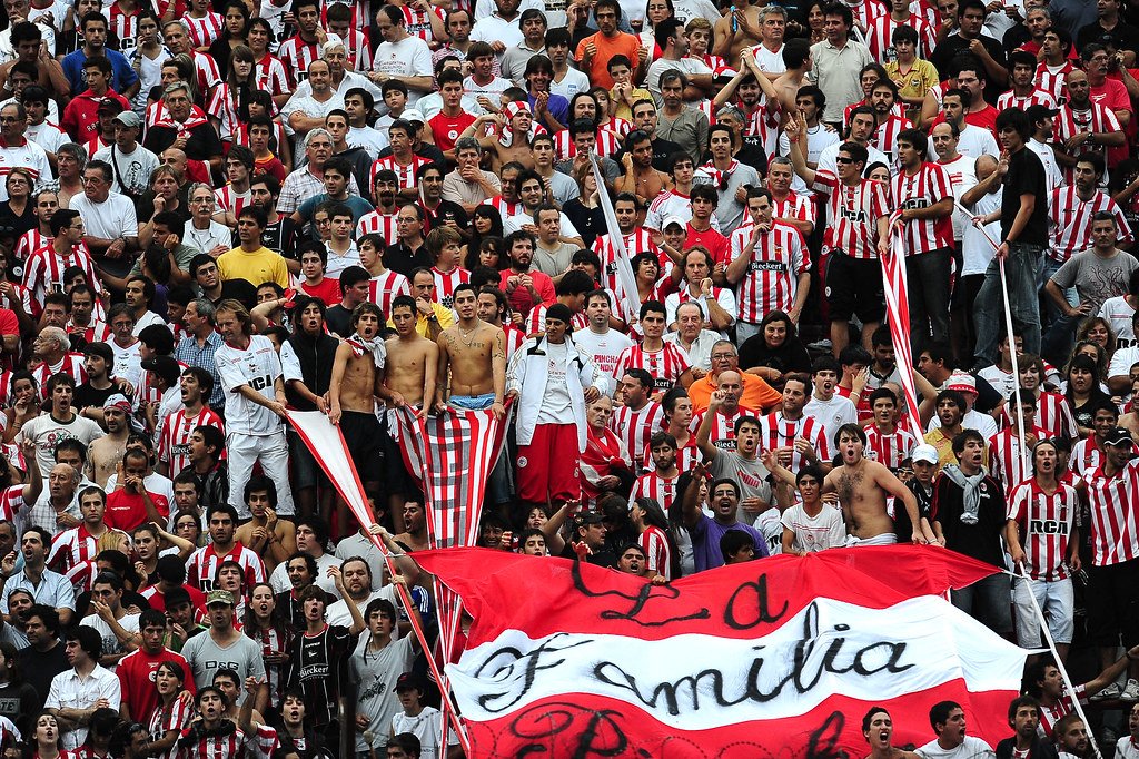 floodatmoret's tweet photo. La hinchada de Estudiantes de La Plata en Villa Gral. Mitre(AAAJ) vs. Chacarita. https://t.co/R55fgtFjkH