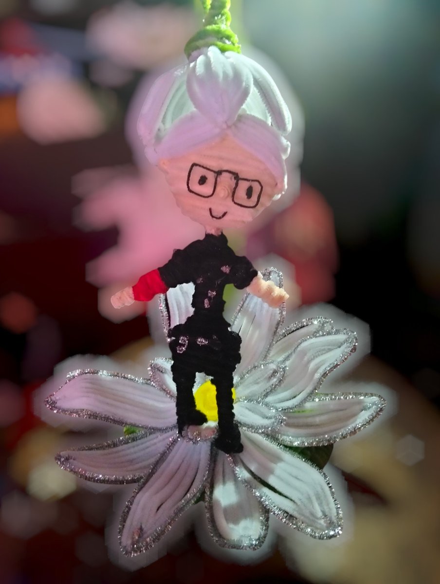 arooby89's tweet photo. @MillsRP_ Para el cumple de lucia habiamos pedido un muñequito de revy, lamentablemente no se pudo y andaba medio triste(no sabes la obsesión con revy que tiene) así que improvisamos con limpiapipas( el intento se hizo) si puedo te mando video cuando la vea https://t.co/5Io0HRMtdf
