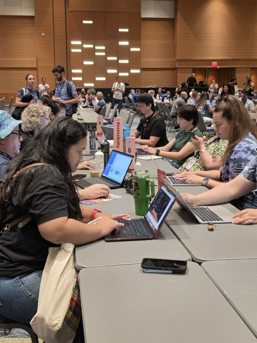 WordPress's tweet photo. This is what open source looks like. 

People with different skills, experiences, and perspectives coming together to listen, learn, and build something useful for everyone.

Thank you to everyone spending Contributor Day with us. 💙 https://t.co/d18ducRoow