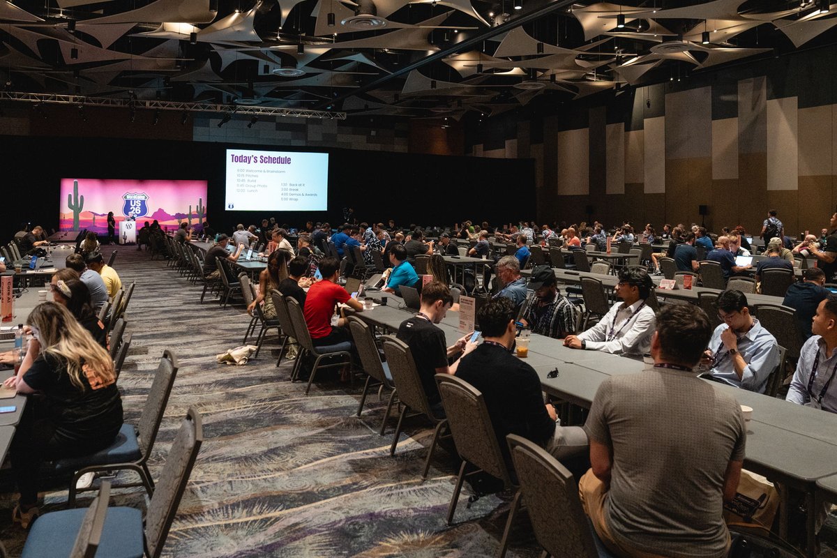 WordPress's tweet photo. This is what open source looks like. 

People with different skills, experiences, and perspectives coming together to listen, learn, and build something useful for everyone.

Thank you to everyone spending Contributor Day with us. 💙 https://t.co/d18ducRoow