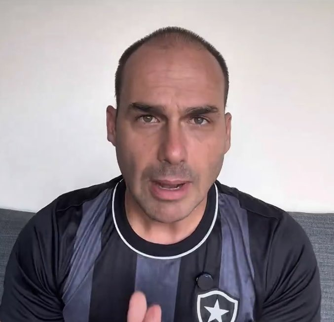 igordosus's tweet photo. Eduardo Bolsonaro botou a camisa do Botafogo e o Botafogo tomou 6x1

Flavio Bolsonaro colocou a camisa do Vasco e o Vasco tomou 3x0

Família amaldiçoada que destroi tudo que toca https://t.co/2E7x4KRpUb