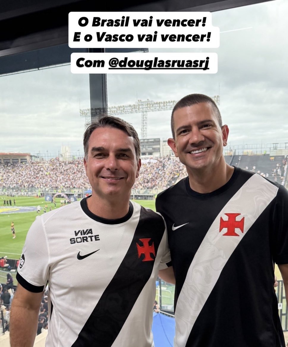 igordosus's tweet photo. Eduardo Bolsonaro botou a camisa do Botafogo e o Botafogo tomou 6x1

Flavio Bolsonaro colocou a camisa do Vasco e o Vasco tomou 3x0

Família amaldiçoada que destroi tudo que toca https://t.co/2E7x4KRpUb