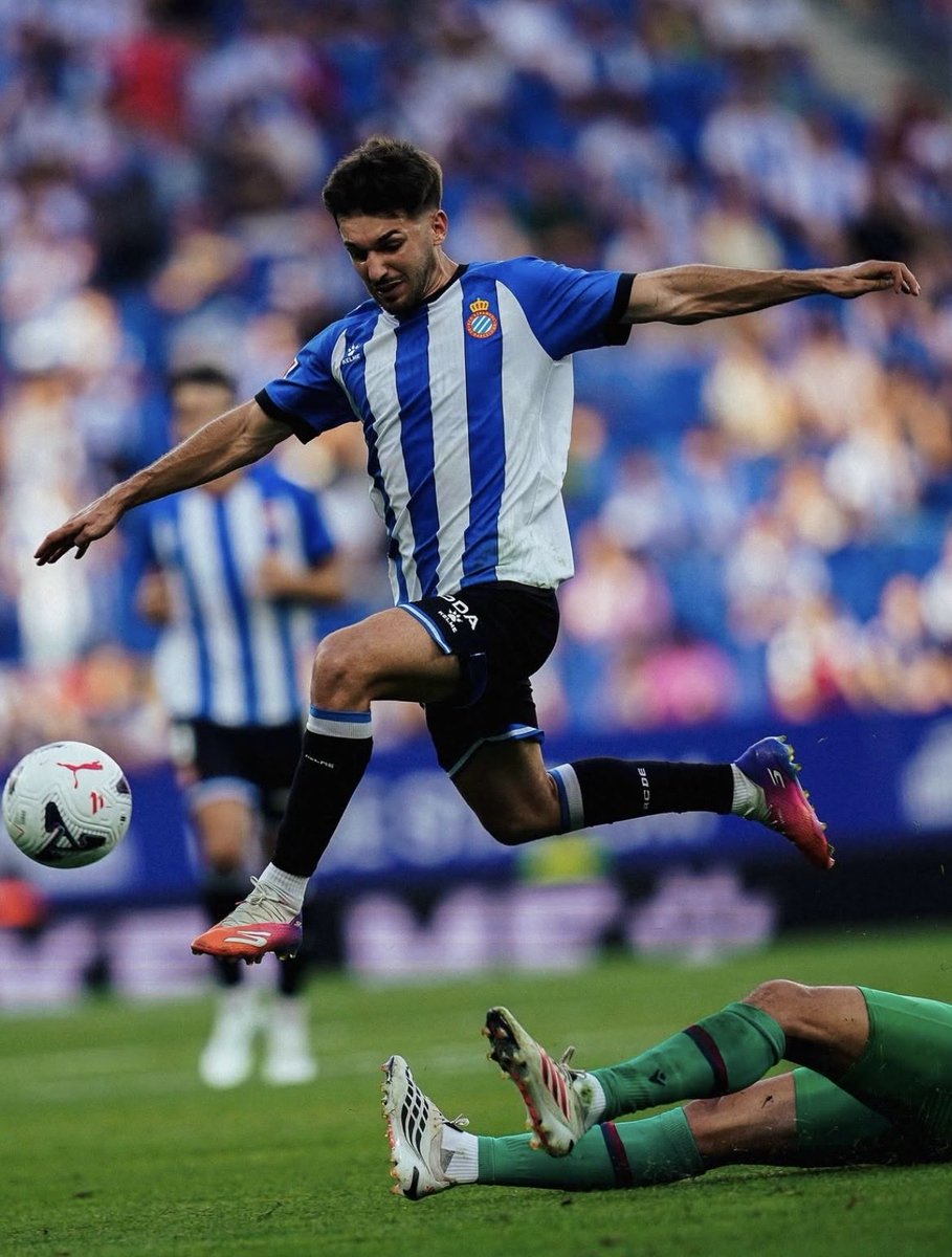 caallls10's tweet photo. 🔵⚪️ JAVI HERNÁNDEZ

Tornava de cessió i ha estat un dels grans noms de l’estrena.

⚽️ Molt actiu entre línies, controls orientats de calitat i assistència en el segon gol de Roberto.

🙌🏻 Una actuació a destacar, que reforça la seva candidatura a tenir un paper important.

#RCDE https://t.co/H4Vrn4v5Mq