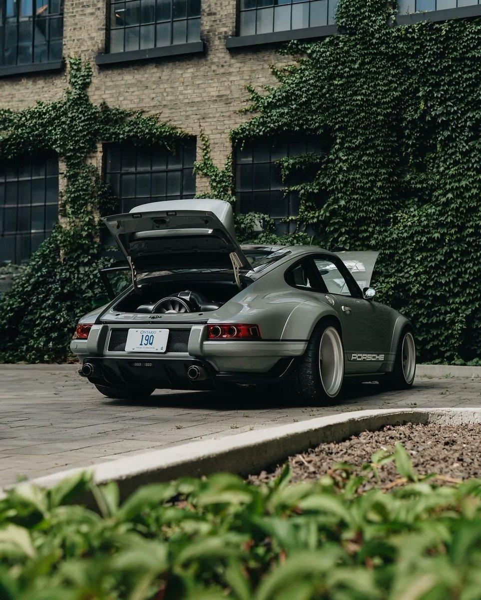 ApexDistrictX's tweet photo. Porsche 911 https://t.co/OzsMbJqu8k