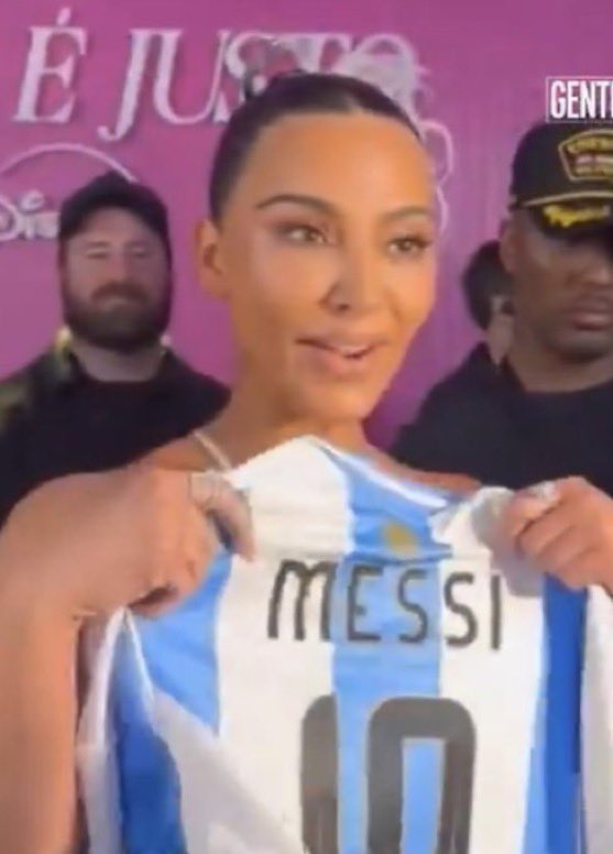 MessiTouchline's tweet photo. 🚨 👀 Kim Kardashian with a Leo Messi 🔟 Argentina shirt 

🗣️“My son loves him. He is the best 🐐” https://t.co/zIT0WMmNpy
