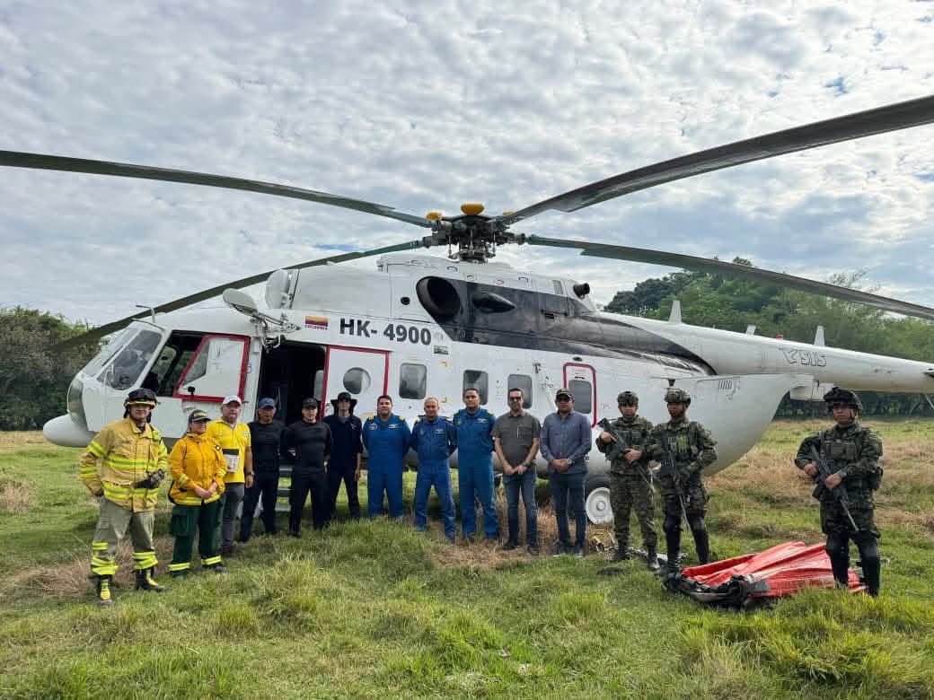 CarlosFGalan's tweet photo. Durante 4 días, un equipo de 15 uniformados de @BomberosBogota ha trabajado sin descanso para combatir los incendios forestales en Ortega, Tolima.

Con herramientas manuales y descargas aéreas, seguiremos aportando para proteger a la comunidad hasta superar la emergencia. 

Bogotá está presente donde más se necesita.