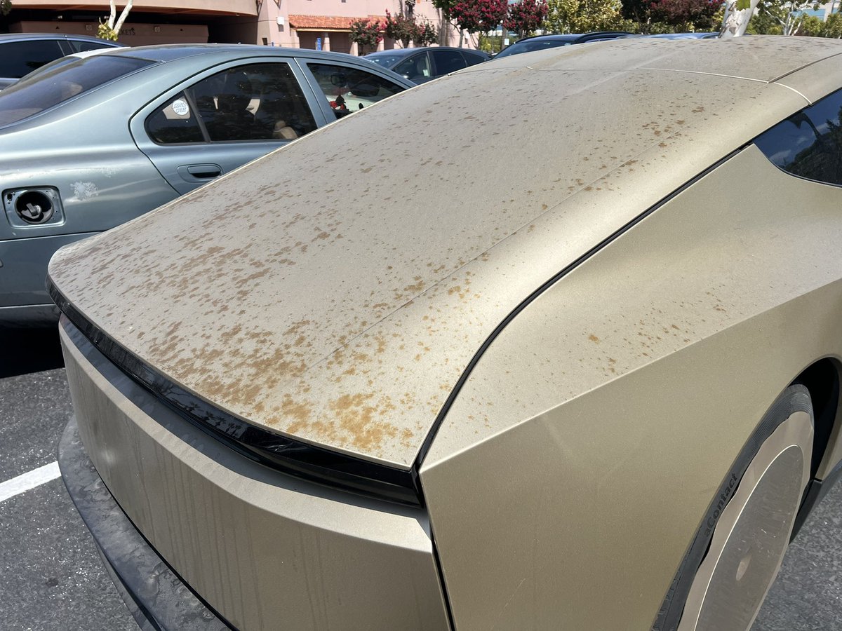 AlSultan_Meriam's tweet photo. This is why Tesla changed the CyberCab finish. https://t.co/7I6FgEDRVX
