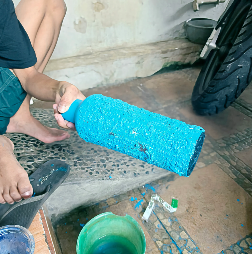 txtharihariWNI's tweet photo. Gara-gara keponakan gue yang masih kelas 6 SD minta tumbler, gue kasih Corkcicle punya gue yang warnanya udah pudar karena salah cuci. 😭

Plot twist: cuma dalam 2 jam, dia beli paint remover, hapus warna lama, lalu cat ulang pakai sisa cat sepeda. Hasilnya? Corkcicle gue berubah jadi tumbler baru, lengkap tanpa logo. 😭

Anak kelas 6 SD zaman sekarang emang beda.