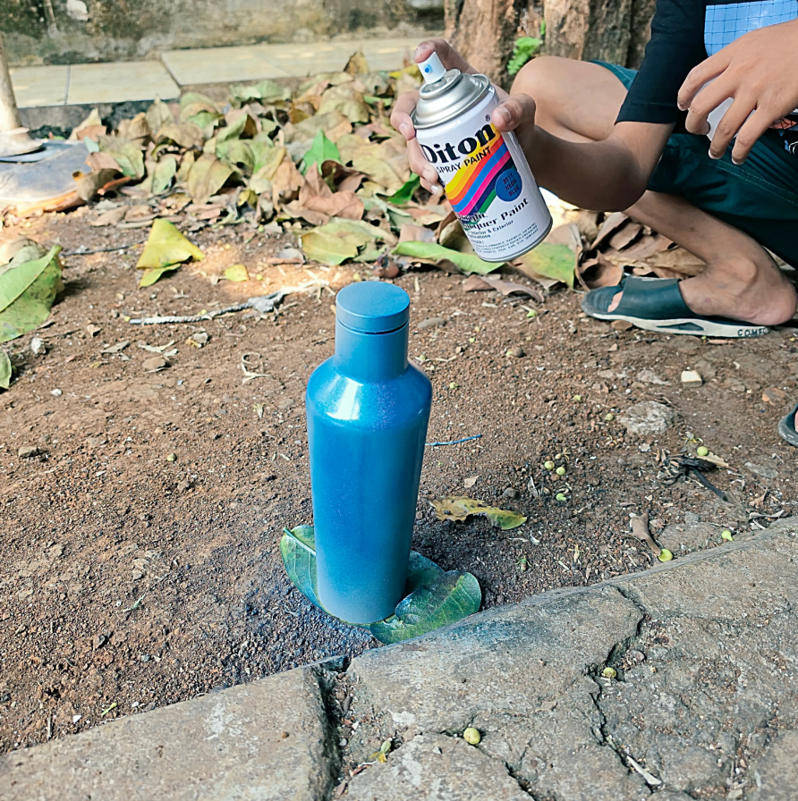 txtharihariWNI's tweet photo. Gara-gara keponakan gue yang masih kelas 6 SD minta tumbler, gue kasih Corkcicle punya gue yang warnanya udah pudar karena salah cuci. 😭

Plot twist: cuma dalam 2 jam, dia beli paint remover, hapus warna lama, lalu cat ulang pakai sisa cat sepeda. Hasilnya? Corkcicle gue berubah jadi tumbler baru, lengkap tanpa logo. 😭

Anak kelas 6 SD zaman sekarang emang beda.