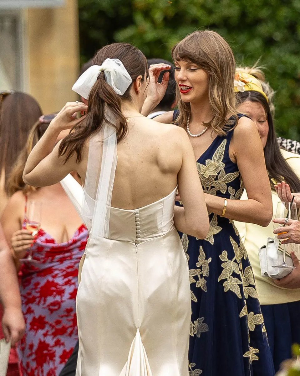 taylorswiftbr's tweet photo. 🚨 MEU DEUS!

Taylor Swift no casamento de Oli Jacobs e Laura Sisk. https://t.co/MPPZ4jQFGS