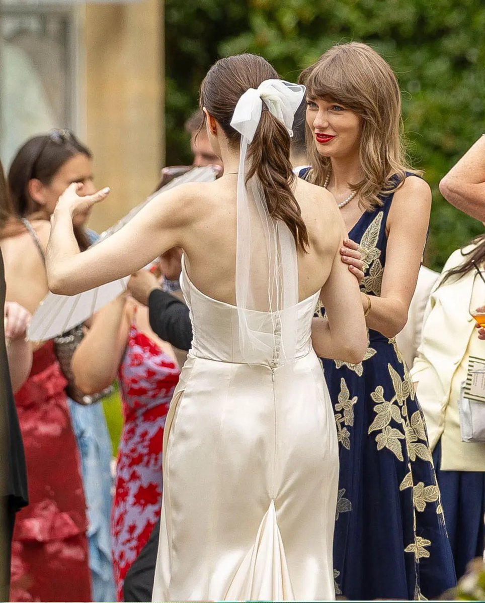 taylorswiftbr's tweet photo. 🚨 MEU DEUS!

Taylor Swift no casamento de Oli Jacobs e Laura Sisk. https://t.co/MPPZ4jQFGS