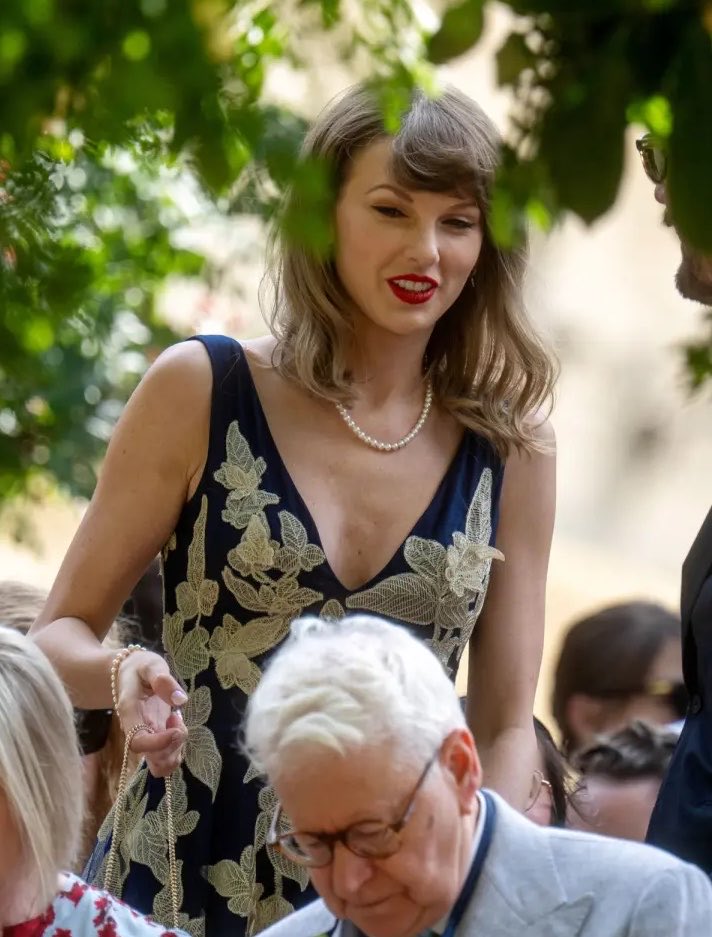 taylorswiftbr's tweet photo. Simplesmente TAYLOR SWIFT DE CABELO CURTO! https://t.co/zAoj2NwUkI