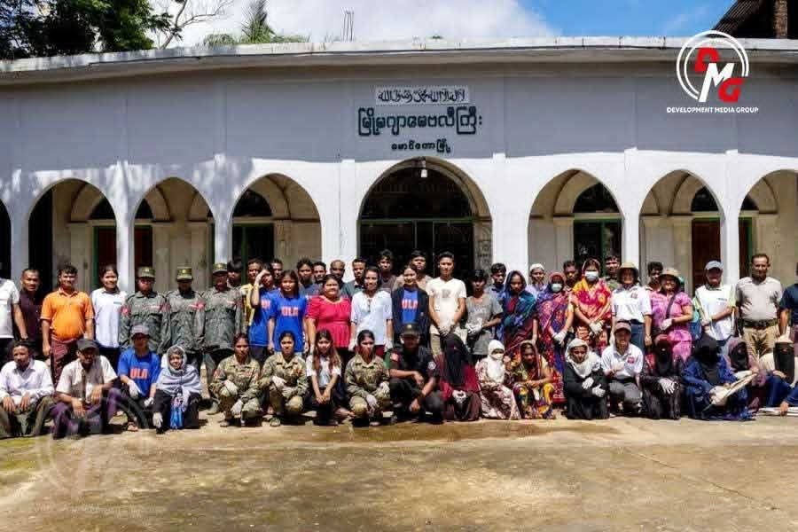 SoyedAlam6's tweet photo. Maungdaw District Launches Interfaith Social Harmony Campaign (Photo Report)
August 13

A multifaith social harmony campaign is underway in Maungdaw District, Rakhine State, which is under the control of the Arakan Army.

On August 11, ULA/AA, including Rakhine, Muslim, and Hind https://t.co/c9nMdhMpW9