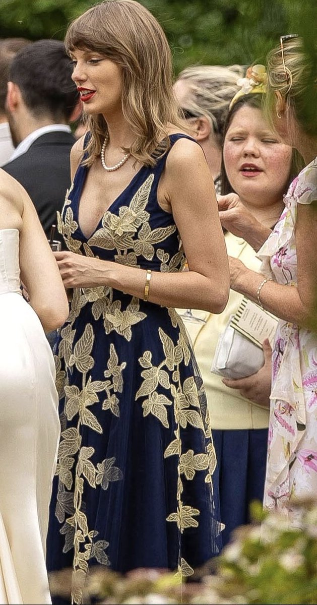 pttswift's tweet photo. 🚨 Taylor Swift no casamento de Laura Sisk. 💍💇‍♀️ https://t.co/pTHaV0Wwxs