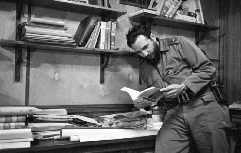 JuventudRebelde's tweet photo. #Cuba🇨🇺 | #Fidel, lector incansable y líder universal: su pasión por los libros fue motor de ideas y batallas que marcaron la historia
#100AñosConFidel 

Los detalles ⬇️
👉 https://t.co/AXhcBq3dPk https://t.co/eImpm1FQsV