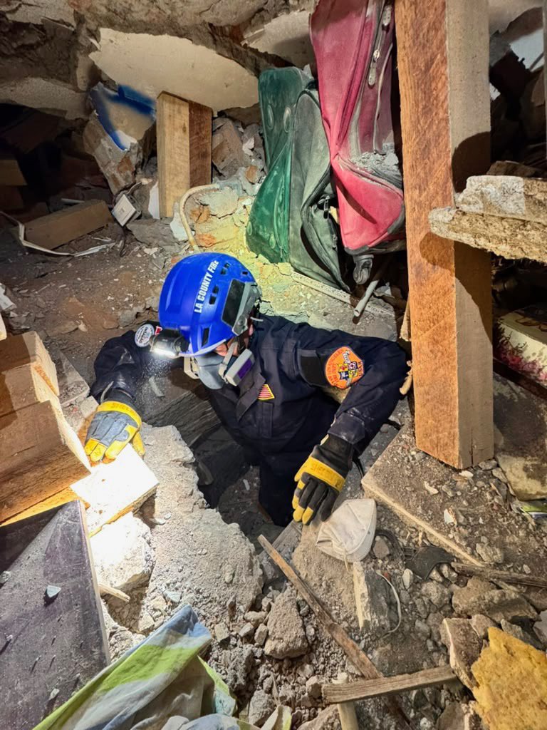 USEmbassyBogota's tweet photo. Como parte de la misión del Departamento de Estado @StateDept, los miembros de USA-01 y USA-02 (#LACoFD) continúan trabajando juntos para ayudar en las labores de rescate en curso tras el terremoto de Colombia. https://t.co/ocEPVTLPq4