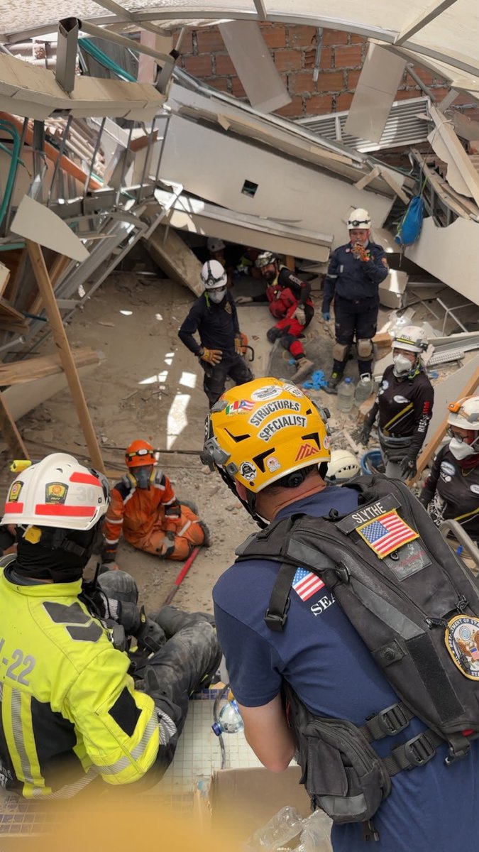 USEmbassyBogota's tweet photo. Como parte de la misión del Departamento de Estado @StateDept, los miembros de USA-01 y USA-02 (#LACoFD) continúan trabajando juntos para ayudar en las labores de rescate en curso tras el terremoto de Colombia. https://t.co/ocEPVTLPq4