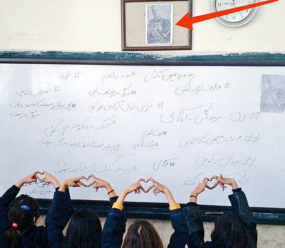 2002Kingfox's tweet photo. زمانیکه رژیم سپاهی آخوندی به مدارس حمله شیمیایی می‌کرد چرا کوله نداشتین کنار اکانتتون؟؟ چون مساله بین ملت و رژیم بود! اما وقتی مساله بین رژیم و آمریکا شد یادتون افتاد که میشه از این گه کره گرفت! گهی که مسئول و عاملش بازم رژیم بود!
#ننگ_بر_جمهوری_اسلامی https://t.co/19wrSGP3xA