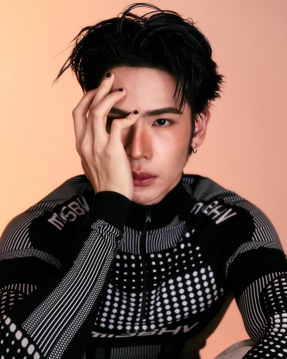 kmvantte's tweet photo. #LatteKim — Aonde Latte, um famoso piloto de Fórmula 1, secretamente dono de uma enorme fanbase do Kim, acaba, sem querer, comentando na foto de Kim com sua conta oficial. https://t.co/bNtwtcnu7n