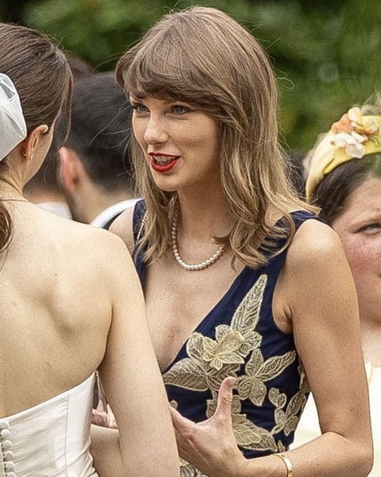 PInsider_'s tweet photo. 🚨 |Taylor Swift debuts New hairstyle https://t.co/YemcEXghEo