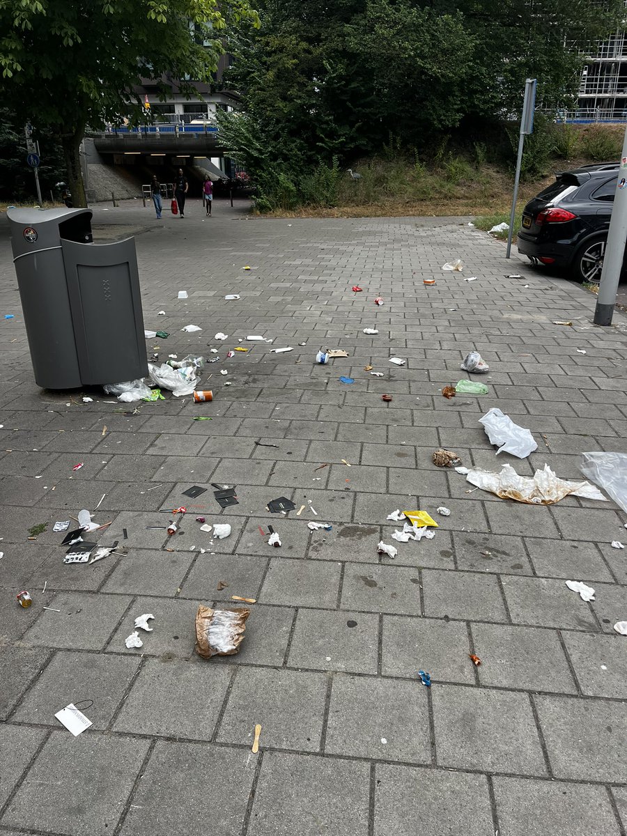 dokter__C's tweet photo. Breng het vuil naar dr container maar kan het ook gewoon direct over straat uitstrooien denk ik zo. @AmsterdamJa21 #amsterdam #viezestad #zuidoost https://t.co/KAAcIwvalr