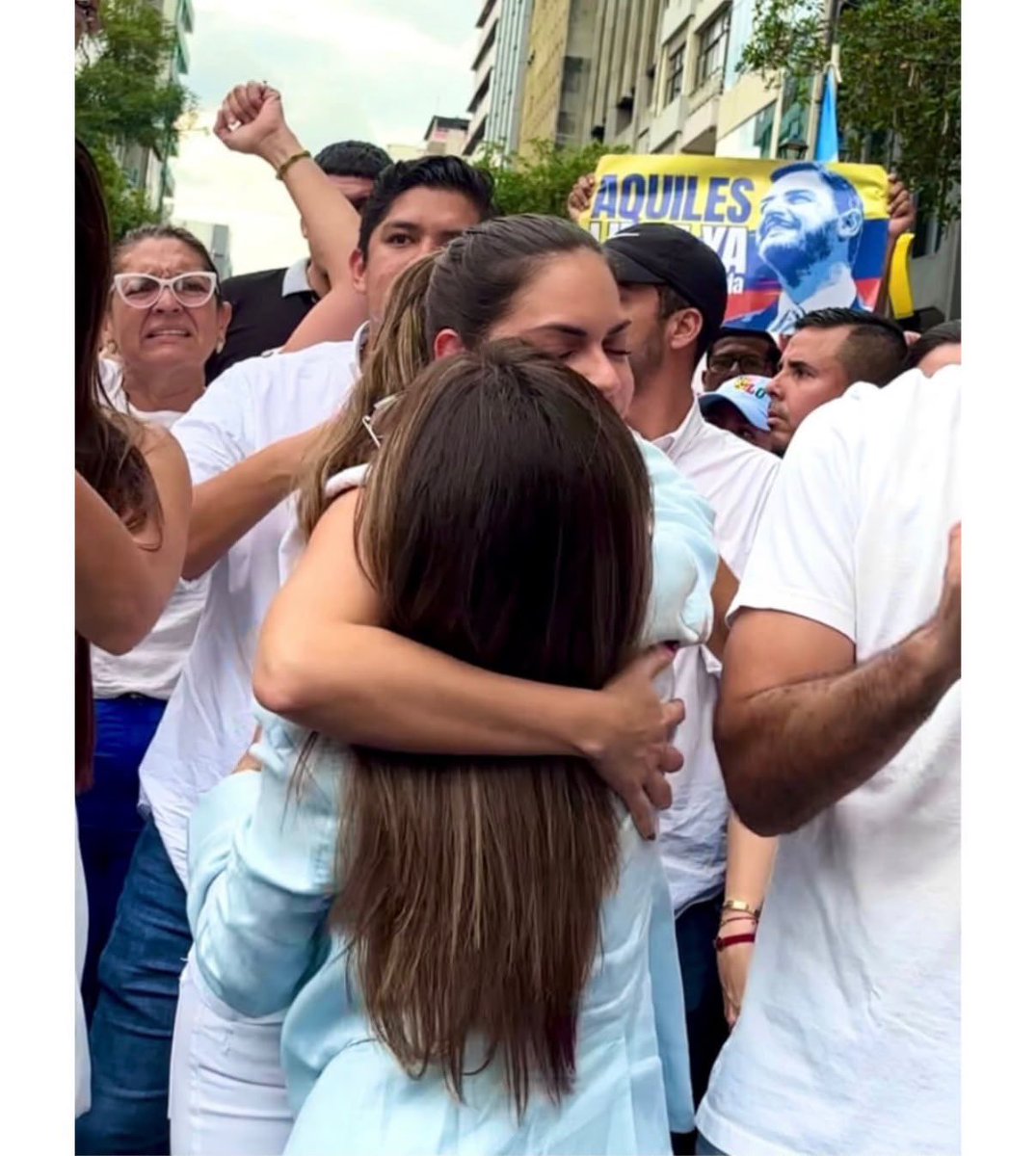 JahirenNoriega's tweet photo. Solo quien ha visto de frente la cara más cruel de este régimen autoritario y no se ha doblegado, puede enfrentarlo con valentía. 

Hoy esa valentía tiene nombre: Fiorella Ycaza.❤️‍🔥

Querida amiga, estamos contigo. Por las mujeres, por los jóvenes, por nuestros niños. Por el legado de Aquiles, #GuayaquilVencerá.