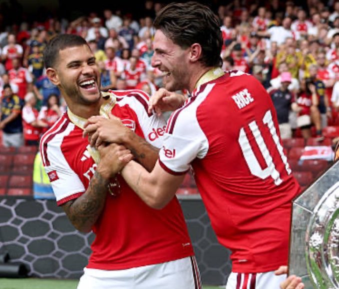 DTalkingArsenal's tweet photo. ”Now, we’re friends!” 😁❤️ #AFC https://t.co/QUeED21HQU