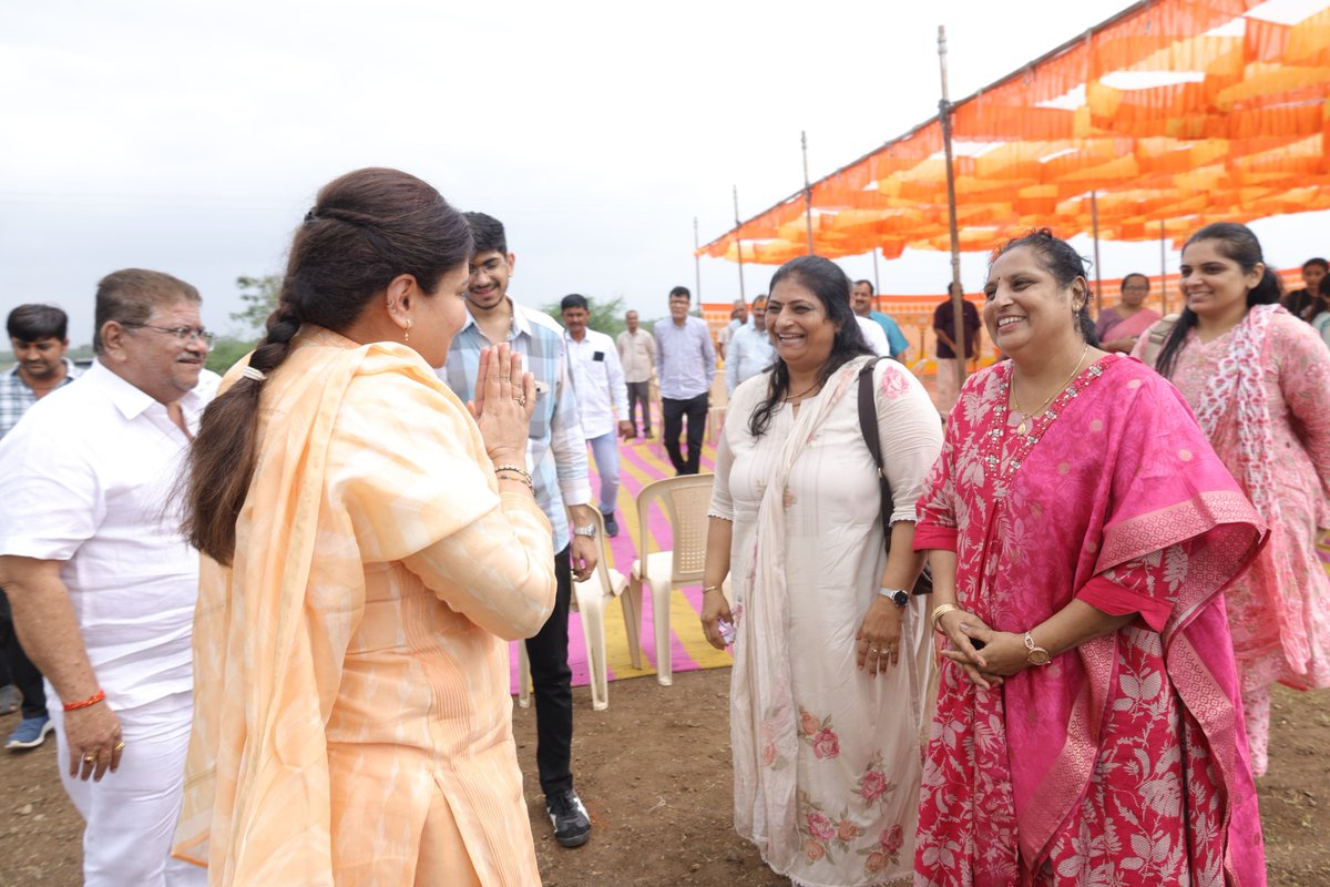 PoonambenMaadam's tweet photo. શ્રાવણ માસની પવિત્રતા નિમિત્તે ભરાણા ગામ ખાતે શ્રી જયેશભાઈ ગોકાણી અને શ્રી દિનેશભાઈ દત્તાણી ના પરિવારની રુદ્રીના પાવન પ્રસંગે પ્રસાદી ગ્રહણ કરી ધન્યતા અનુભવી. 🙏🏻

મહાદેવ સૌના જીવનમાં સુખ, શાંતિ, સમૃદ્ધિ અને આરોગ્ય પ્રદાન કરે તેવી પ્રાર્થના. 

હર હર મહાદેવ! 🚩 https://t.co/knM3W8pvVB
