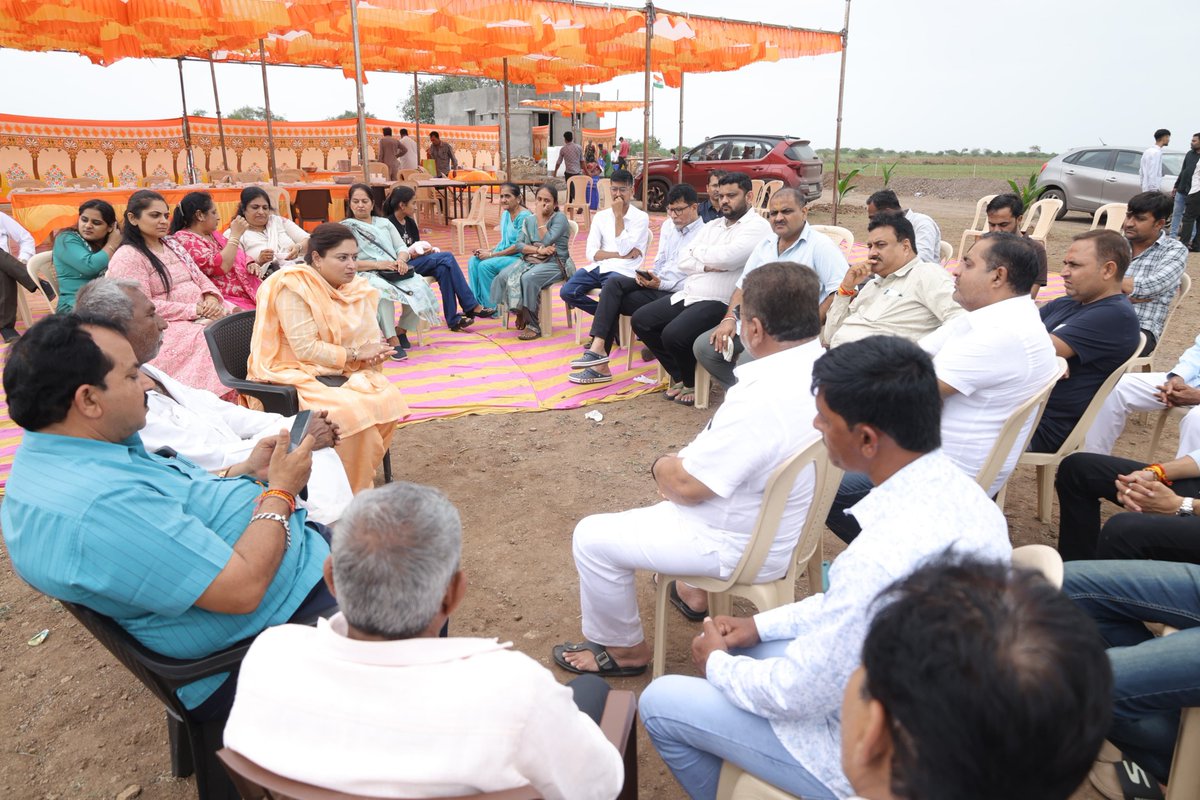 PoonambenMaadam's tweet photo. શ્રાવણ માસની પવિત્રતા નિમિત્તે ભરાણા ગામ ખાતે શ્રી જયેશભાઈ ગોકાણી અને શ્રી દિનેશભાઈ દત્તાણી ના પરિવારની રુદ્રીના પાવન પ્રસંગે પ્રસાદી ગ્રહણ કરી ધન્યતા અનુભવી. 🙏🏻

મહાદેવ સૌના જીવનમાં સુખ, શાંતિ, સમૃદ્ધિ અને આરોગ્ય પ્રદાન કરે તેવી પ્રાર્થના. 

હર હર મહાદેવ! 🚩 https://t.co/knM3W8pvVB