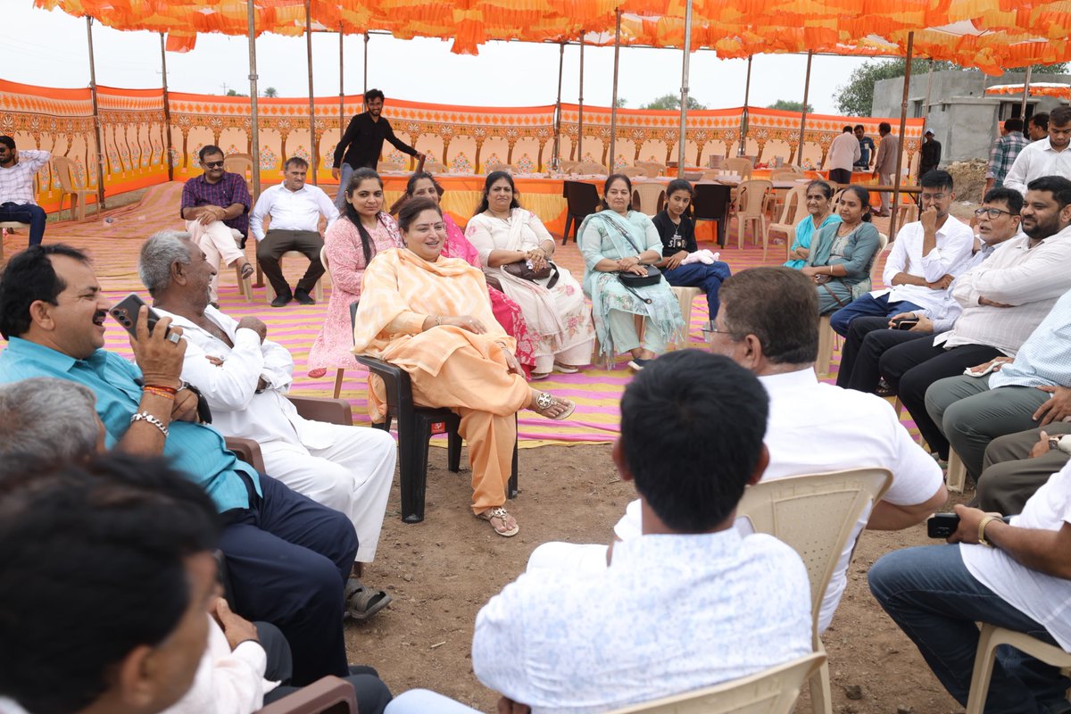 PoonambenMaadam's tweet photo. શ્રાવણ માસની પવિત્રતા નિમિત્તે ભરાણા ગામ ખાતે શ્રી જયેશભાઈ ગોકાણી અને શ્રી દિનેશભાઈ દત્તાણી ના પરિવારની રુદ્રીના પાવન પ્રસંગે પ્રસાદી ગ્રહણ કરી ધન્યતા અનુભવી. 🙏🏻

મહાદેવ સૌના જીવનમાં સુખ, શાંતિ, સમૃદ્ધિ અને આરોગ્ય પ્રદાન કરે તેવી પ્રાર્થના. 

હર હર મહાદેવ! 🚩 https://t.co/knM3W8pvVB