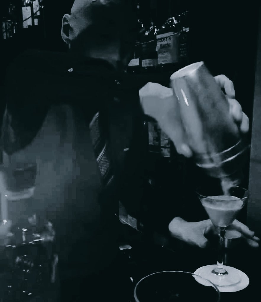 SHOTBARROBROY's tweet photo. 自分の人生は､残り何年かなんて分かりませんが…
その時まで…
場末のバーテンダーを演じたいですね… https://t.co/1tAZkwvh0H
