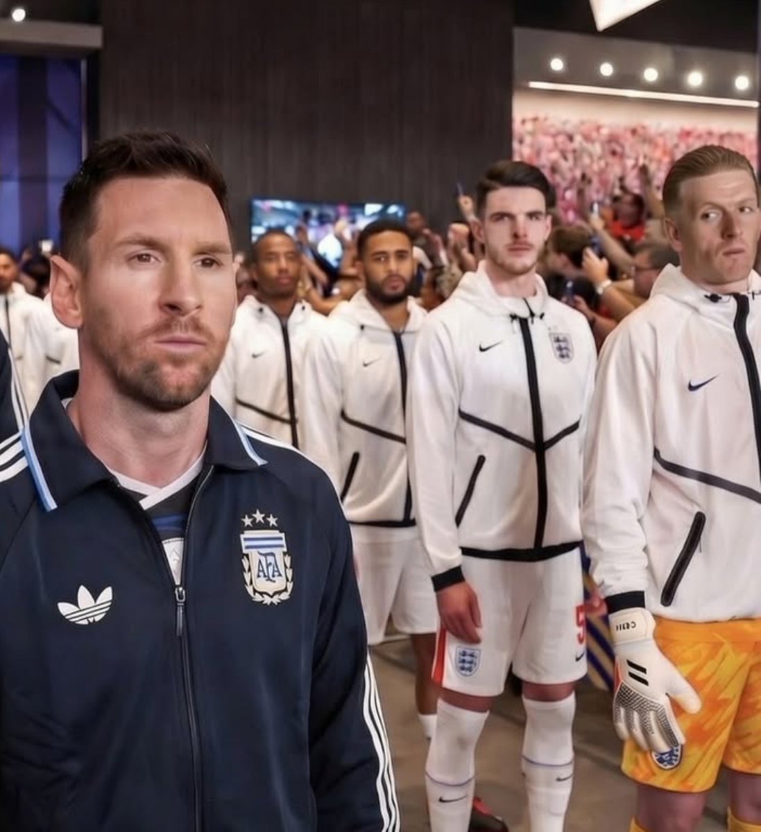 MessiLeoBrasil_'s tweet photo. Essa foto que a FIFA divulgou tá absurda, jogadores da Inglaterra olhando pro Messi antes do jogo começar.

A foto com mais aura da história. https://t.co/UfGCzKtZmr