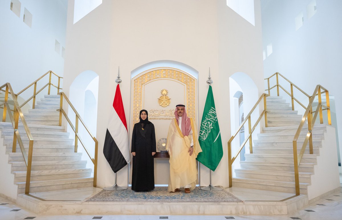 KSAMOFA's tweet photo. #الرياض | سمو وزير الخارجية الأمير #فيصل_بن_فرحان @FaisalbinFarhan يستقبل معالي وزيرة الخارجية وشؤون المغتربين بجمهورية اليمن الشقيقة الدكتورة أفراح
الزوبة. https://t.co/WO6IvROIO0