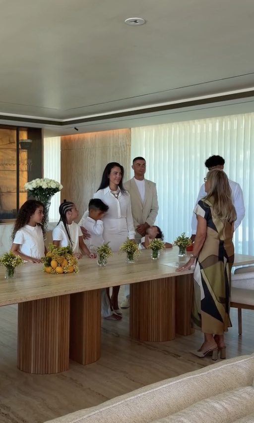 TouchlineX's tweet photo. 🚨❤️ 𝗗𝗜𝗗 𝗬𝗢𝗨 𝗞𝗡𝗢𝗪: Cristiano Ronaldo and Georgina Rodríguez chose to have their wedding in the LIVING ROOM of their own home, with only their children present. 💍

Georgina: “We chose the living room where we have breakfast, lunch and dinner, where we live our everyday life.”

“In 30 years, I want our children to think: something beautiful happened here at this table, our parents exchanged their wedding vows.”

A bigger celebration with family and friends will take place in the future."