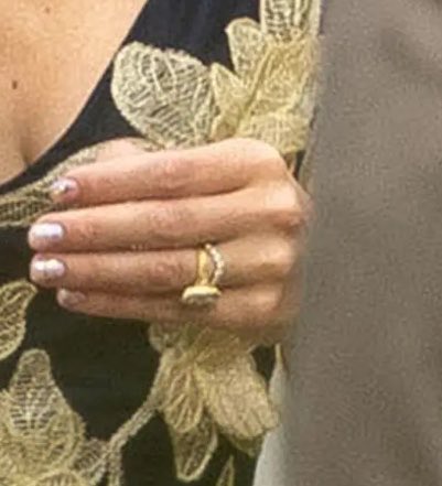 perfectlyfine89's tweet photo. Omg the wedding band has diamonds all around it MAMMAAAAA https://t.co/kxxx32RAXc
