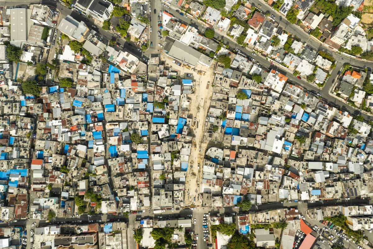 mivedrd's tweet photo. Los Praditos se transforma. 🏗️

A cinco meses de iniciar Los Praditos se Conecta, el MIVHED avanza con alcantarillado sanitario, redes eléctricas, aceras, contenes y recuperación de fachadas. La primera fase de las calles 9 y 11 estará lista en septiembre.

La intervención también incluye iluminación LED, áreas verdes, parques lineales, zonas infantiles y nuevos corredores viales. La transformación continuará por la calle 6.