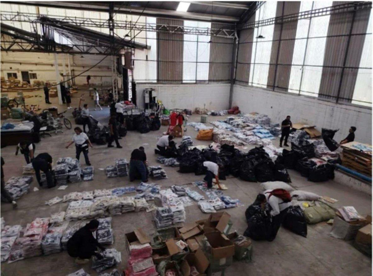 vidallerenas's tweet photo. En Naucalpan el @IMPI_Mexico y la Secretaría de Marina @SEMAR_mx aseguramos de manera precautoria 22,162 camisetas deportivas y 11,500 carcasas para teléfono celular, con un valor aproximado de $3,366,200, mercancía relacionada con diferentes registros marcarios. https://t.co/qEVskmzQSR