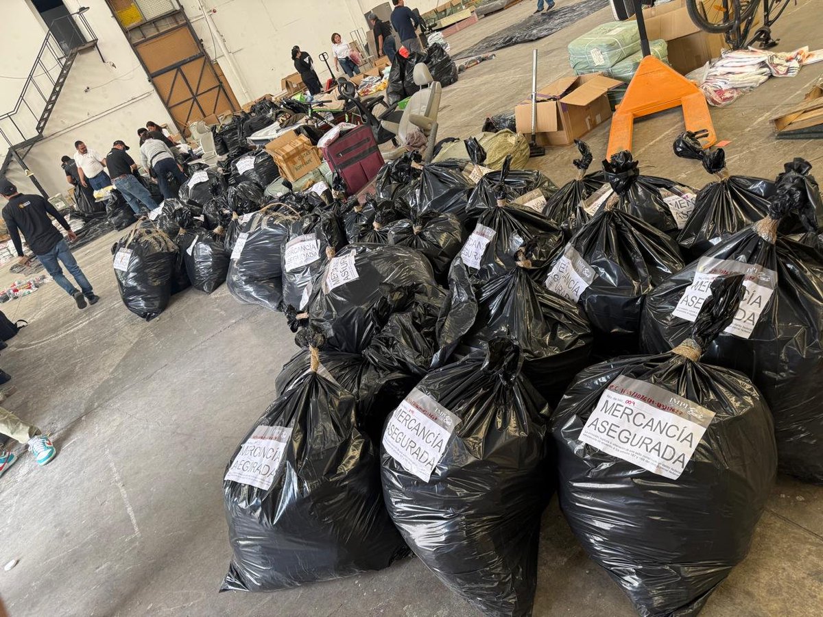 vidallerenas's tweet photo. En Naucalpan el @IMPI_Mexico y la Secretaría de Marina @SEMAR_mx aseguramos de manera precautoria 22,162 camisetas deportivas y 11,500 carcasas para teléfono celular, con un valor aproximado de $3,366,200, mercancía relacionada con diferentes registros marcarios. https://t.co/qEVskmzQSR