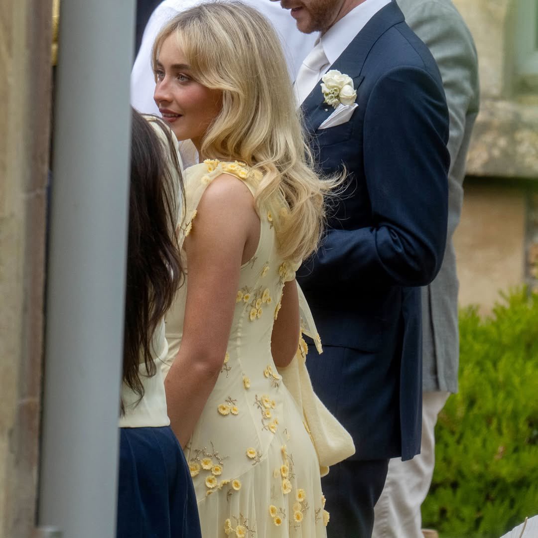 accessbrinabr's tweet photo. ELA APARECEU
Sabrina Carpenter com no casamento de Laura Sisk e Oli Jacob https://t.co/Da69TVdGWh