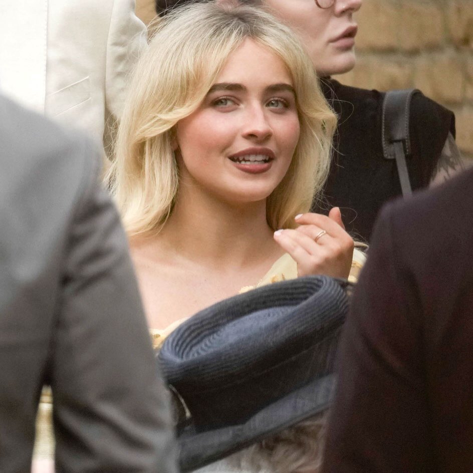 accessbrinabr's tweet photo. ELA APARECEU
Sabrina Carpenter com no casamento de Laura Sisk e Oli Jacob https://t.co/Da69TVdGWh