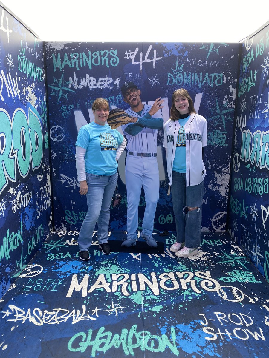 rileymhull's tweet photo. jrod daughter &amp; griffey mom https://t.co/1cfM4JtjXE